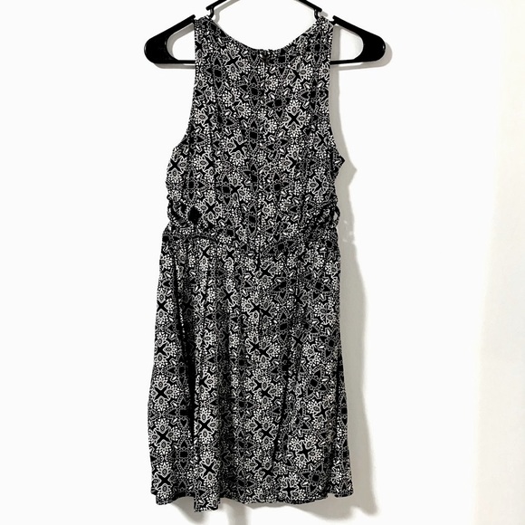 H&M Divided Cut Out Detail Geometric Print Dress - Picture 4 of 12